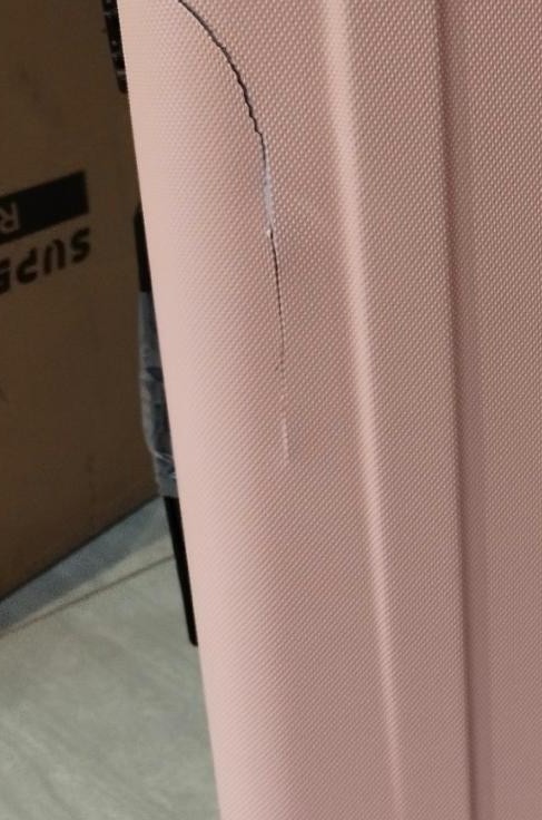 Fissure fine sur coque de valise